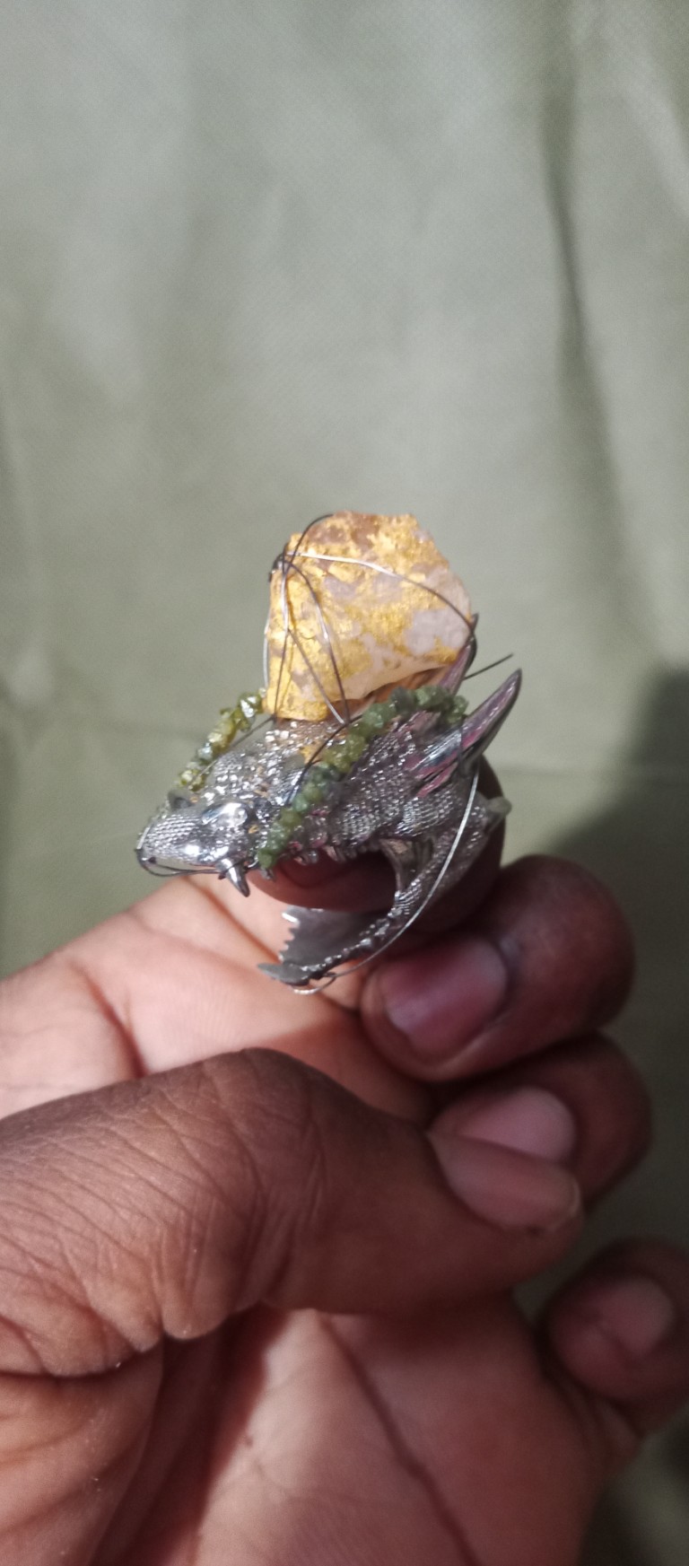 Body Part, Finger, Hand, Person, Accessories, Diamond, Gemstone, Jewelry, Aluminium, Ring, Crystal, Animal, Insect, Invertebrate, Silver, Mineral, Foil, Amethyst, Ornament, Quartz, Sphere, Flower, Plant, Rose, Brooch, Cake, Cream, Cupcake, Dessert, Food, Leaf, Platinum, Petal, Sapphire, Peel